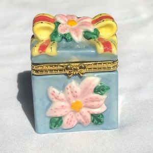 Porcelain trinket box